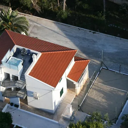 Stipe With A Rooftop Jacuzzi *