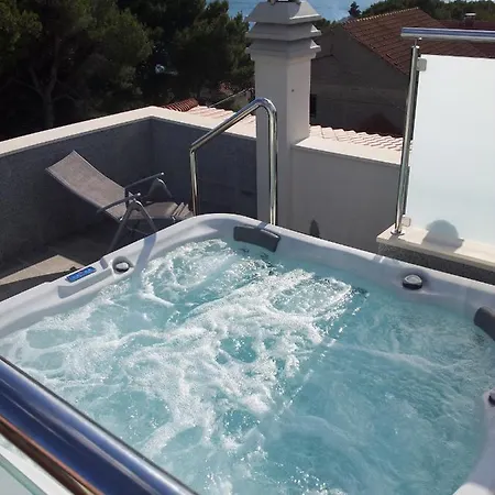 아파트 Stipe With A Rooftop Jacuzzi